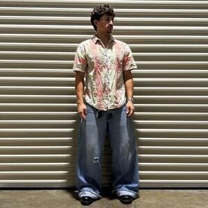 Vintage women’s pink and green shortsleeve button up with flower embroidery